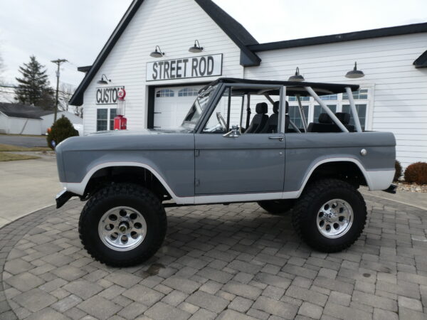 1969 Ford Bronco Custom SUV — photo